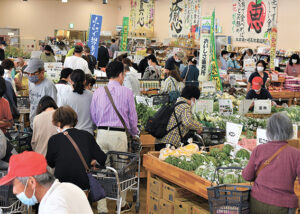 周年祭イベント マグロの解体も 　ＪＡあづみ農産物直売所　安曇野スイス村ハイジの里
