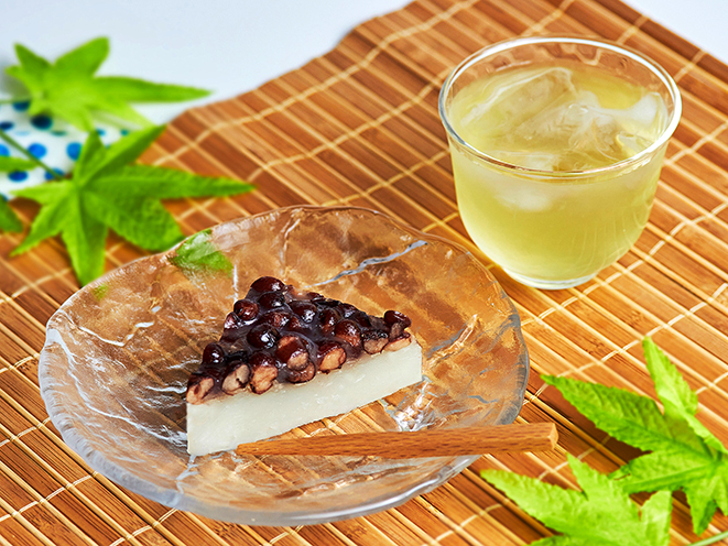 初夏の冷茶と 季節の和菓子 あづみの茶 胡蝶庵は、あづみ野本店