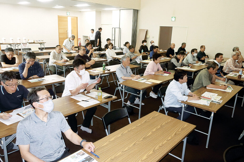 講演を通じて三岳地区の歴史を学ぶ参加者