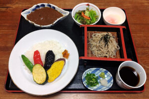 野菜カレーなど ランチセット 　豊科ばんどこ