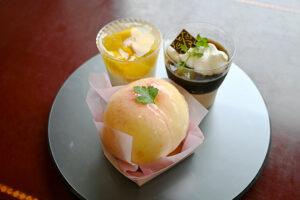 旬の桃を使った まるごとピーチ 　竹陽製菓