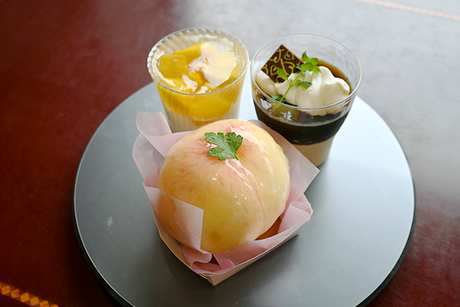 旬の桃を使った まるごとピーチ 竹陽製菓