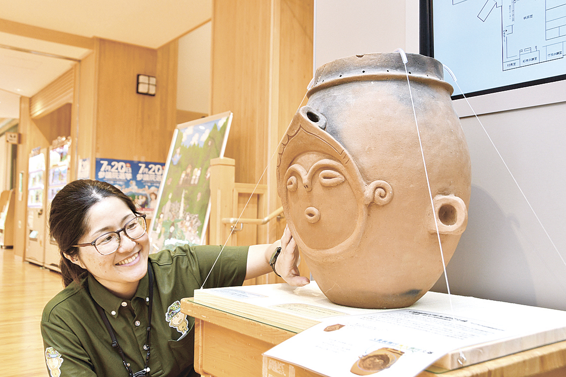 大桑の宝 レプリカでPR 縄文土器「悠久のほほ笑み」 茅野の田中さん
