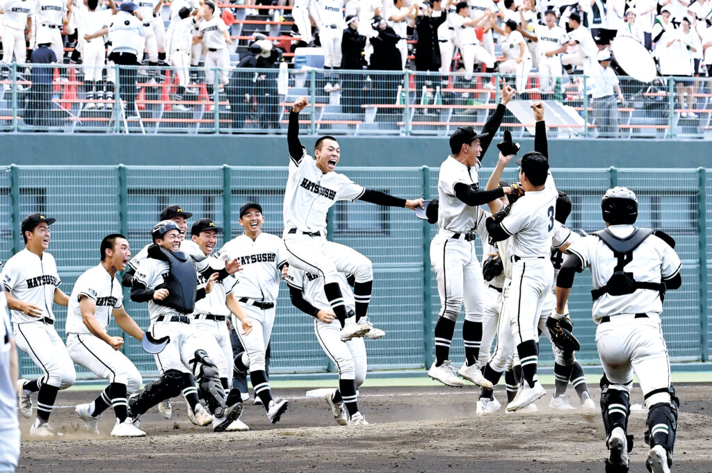 4年ぶりに県王座に返り咲いた松商学園。最後の打者を打ち取り、マウンドに歓喜の輪ができた