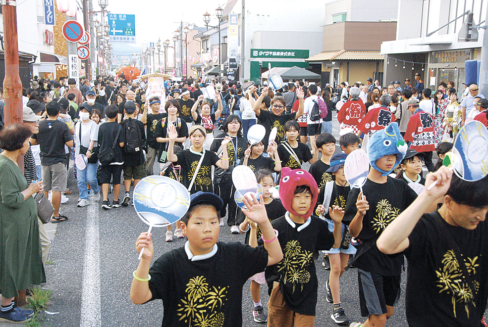 豊科の市街地を練り歩く踊り連