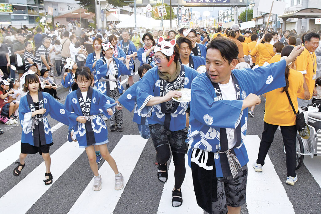 伝説のキツネ「玄蕃之丞」をちなんだ踊りを楽しむ参加者たち