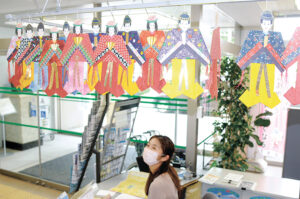 市民や観光客の笑顔を誘っている七夕人形（本庁舎１階窓口）