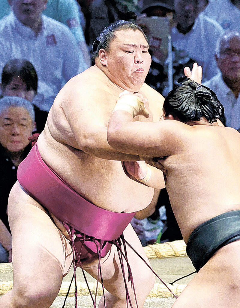 翠富士(右)を攻める御嶽海(読売)
