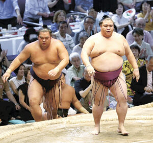 御嶽海が勝ち越し決める