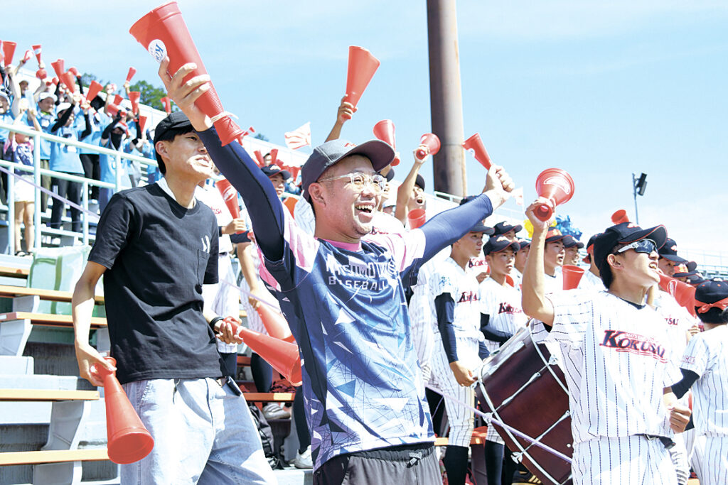 ３塁側スタンドで声をからす宮﨑教諭
