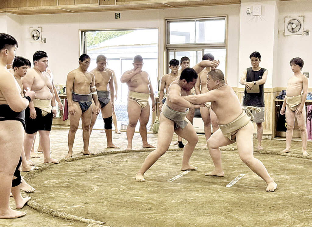 実戦形式の稽古に励む県内外の選手たち。木曽の土俵で３日間みっちりと稽古を積み、来る“本番”への準備を進める
