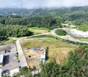 用地売却で基本合意した西条の工場団地Ｂ区画（２４日）。筑北ＳＩＣ（右奥）の最寄りとなる