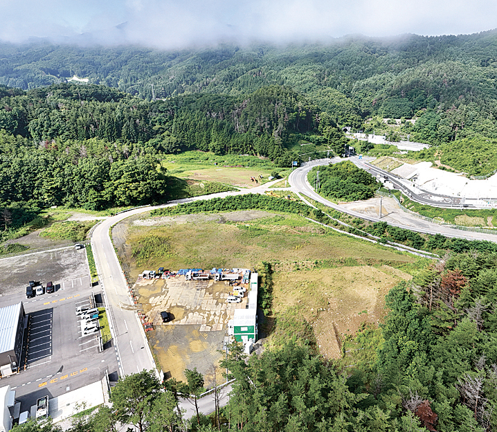 用地売却で基本合意した西条の工場団地Ｂ区画（２４日）。筑北ＳＩＣ（右奥）の最寄りとなる