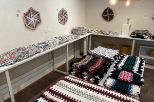 穂高悠生寮の 指編みマット展 　ストーブ＆クラフト　Ｗａｒｍｔｈ