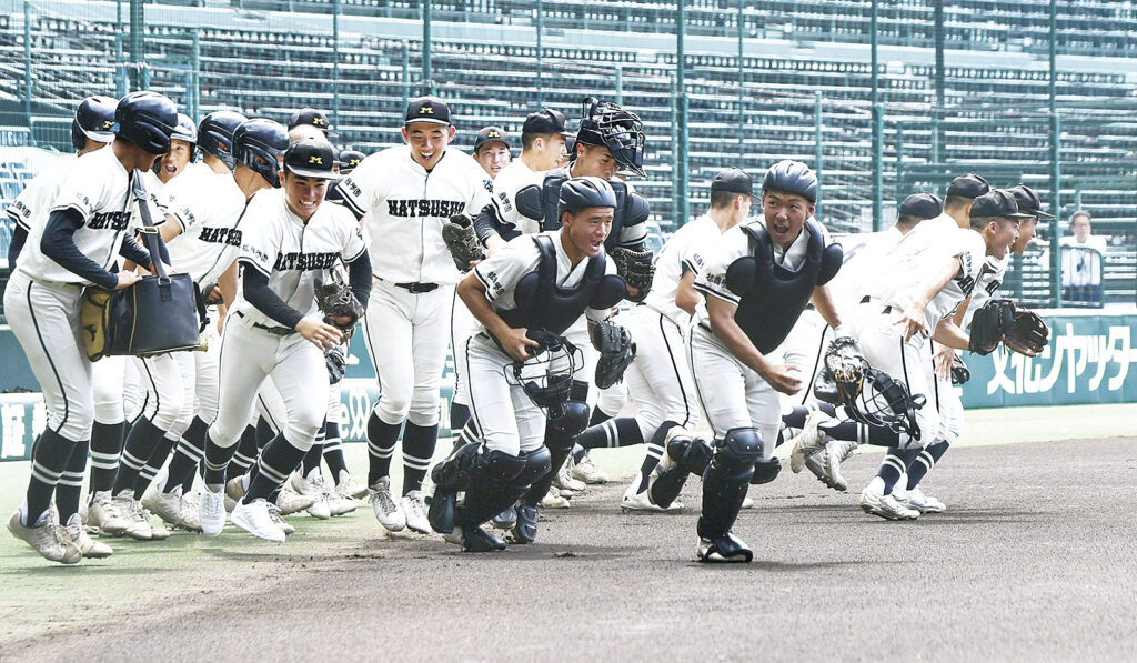 甲子園のグラウンドに駆け出す松商学園の選手たち