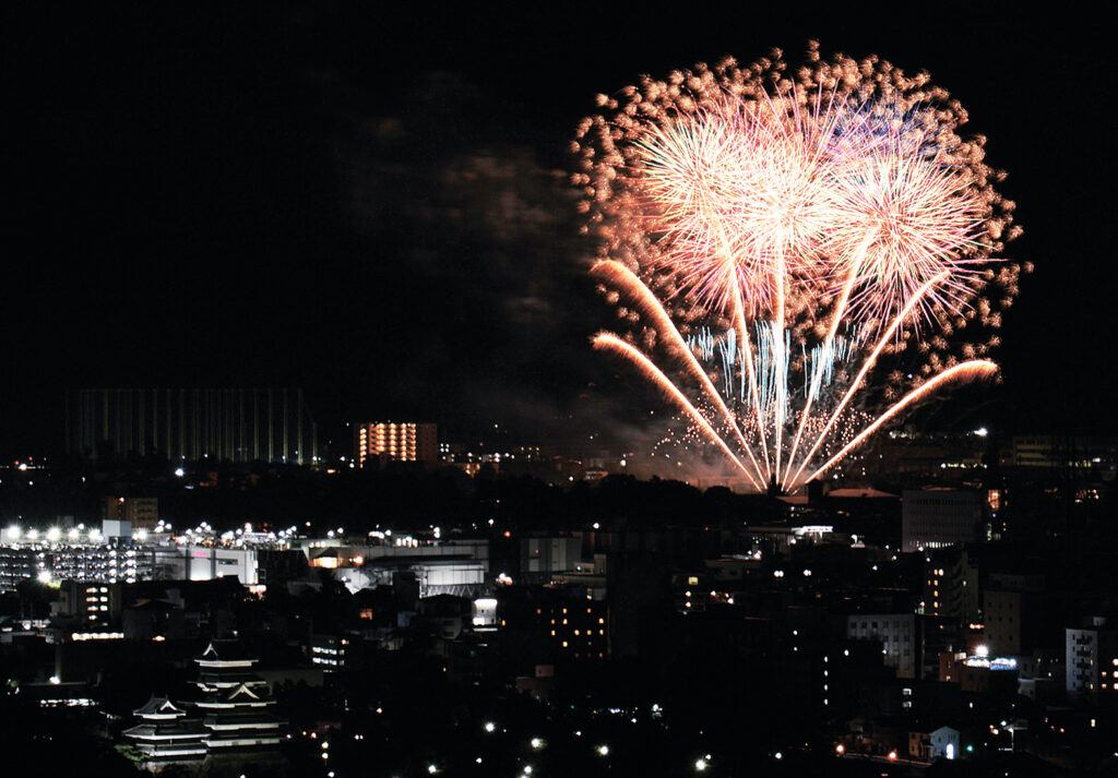 松本の街の夜空を彩る花火