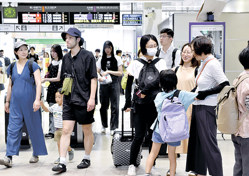 改札口で再会を喜ぶ家族（松本駅）