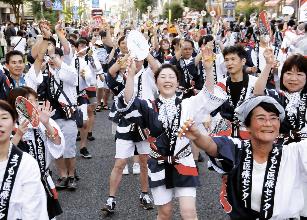 職場の仲間と共に、楽しそうに踊る参加者たち。街の至る場所に笑顔が広がっていた