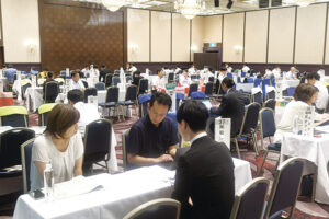 ４８社がブースを構えた就活フェア会場