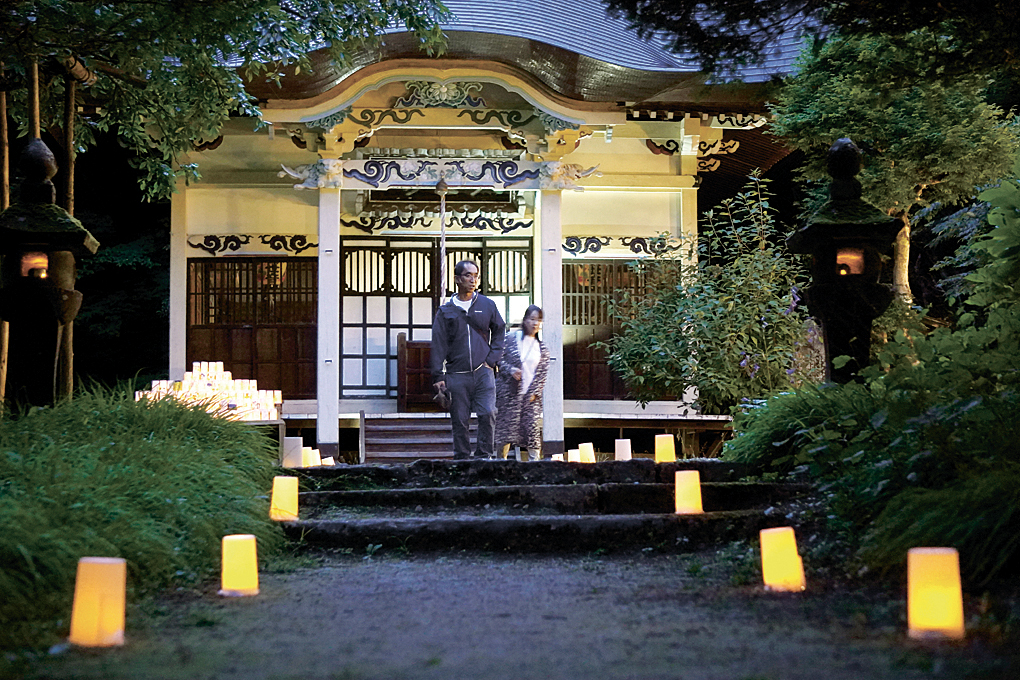 ＬＥＤキャンドルで彩られた境内