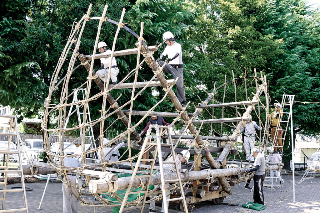 地元の一般参加者と一緒に組み上げたお船