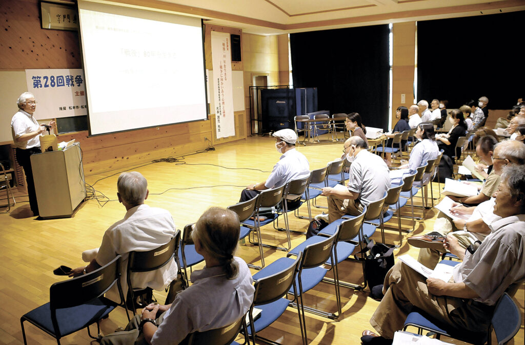 記念講演を聴講する参加者たち