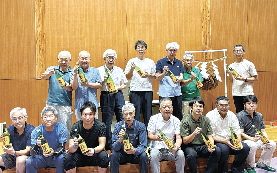 火入れ貯蔵酒の鉢盛山をPRするプロジェクトメンバー