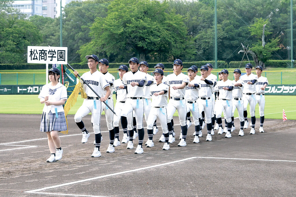 開会式で堂々とした入場行進を見せる松商学園の選手たち
