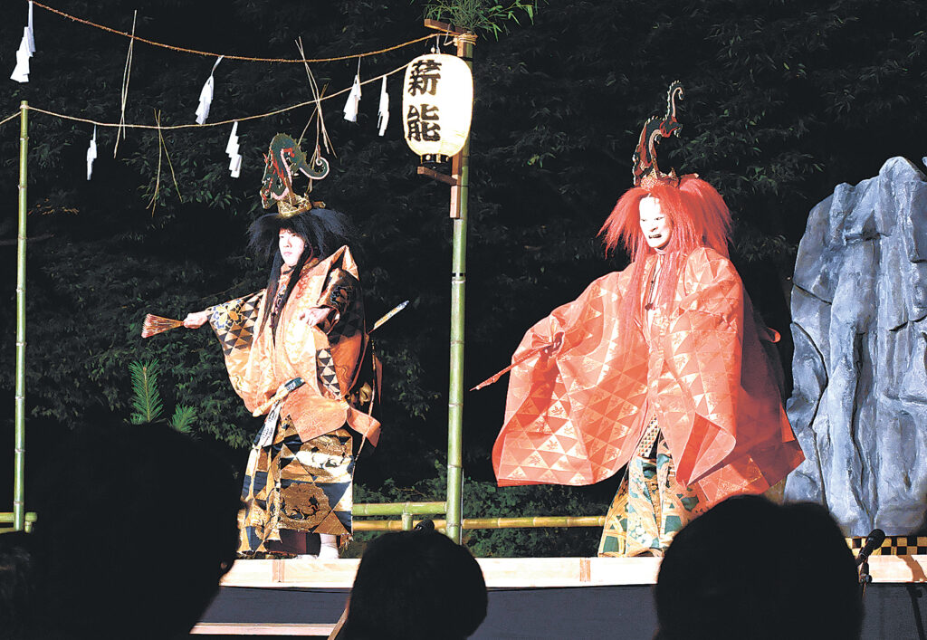 かがり火に照らされて舞う小太郎(左)と母・犀龍