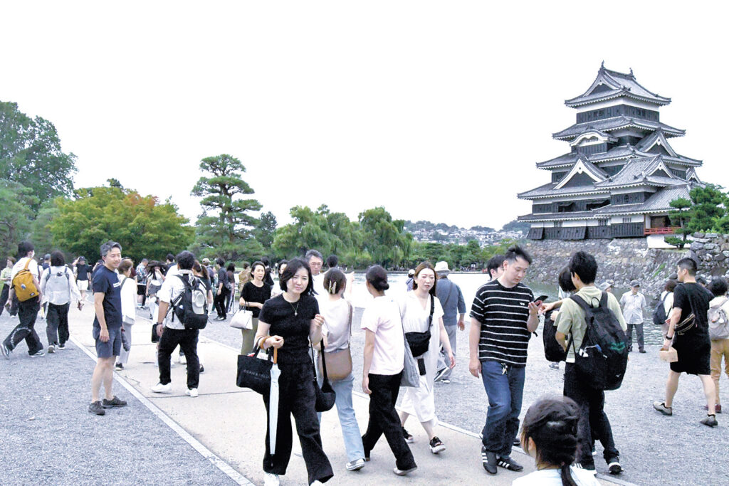 多くの観光客でにぎわう国宝松本城