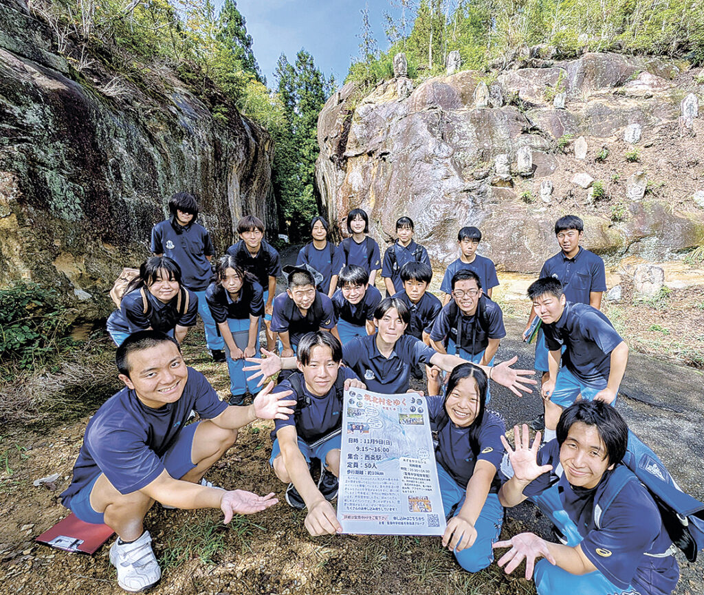 旧善光寺街道歩きのガイドツアーをＰＲする聖南中の生徒たち（大切通し）