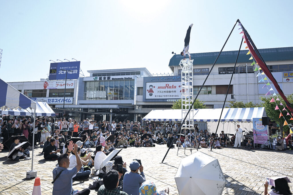 迫真の演技に大きな拍手を送る観衆