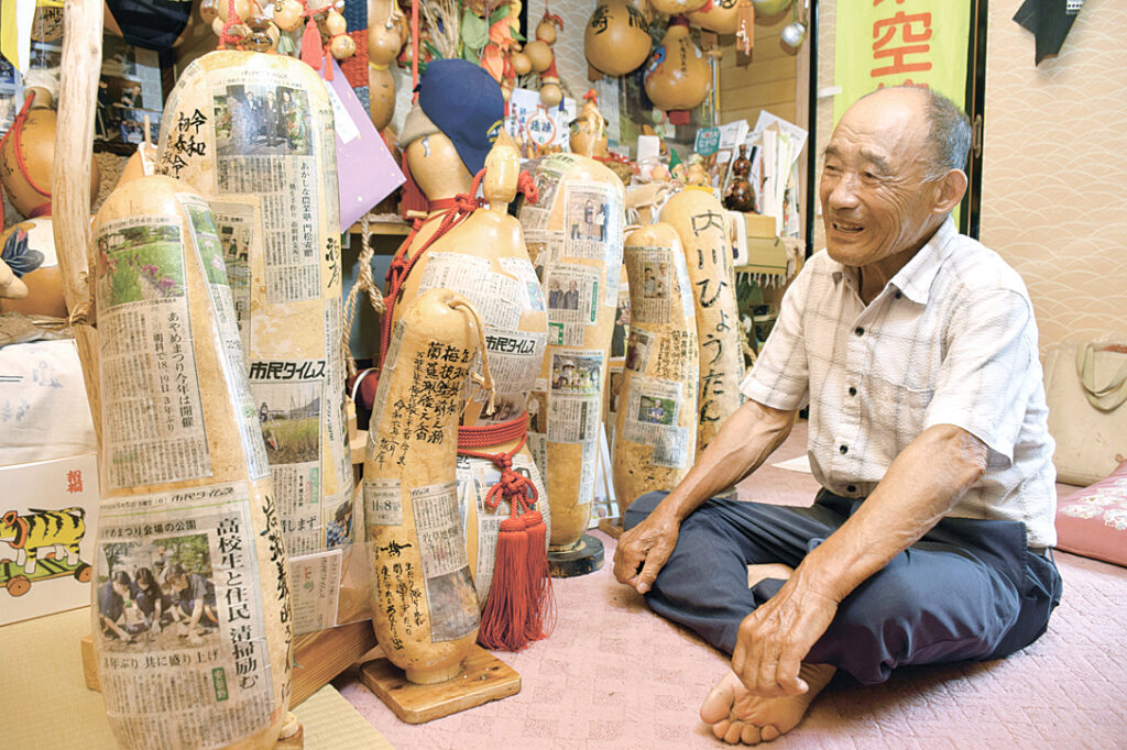 独自に創作を思い付いたユウガオの装飾品を自宅に並べる内川さん