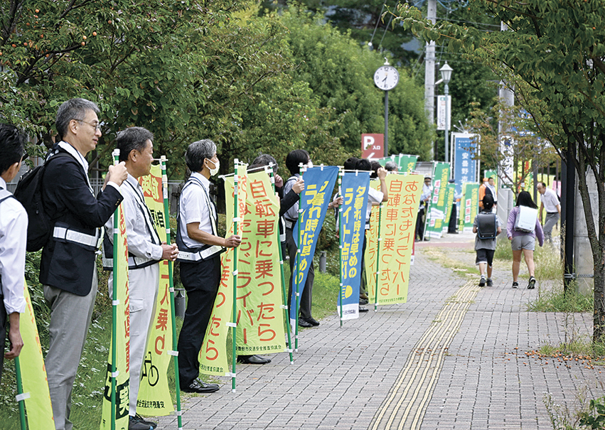 のぼり旗を掲げて安全運転を呼び掛ける参加者