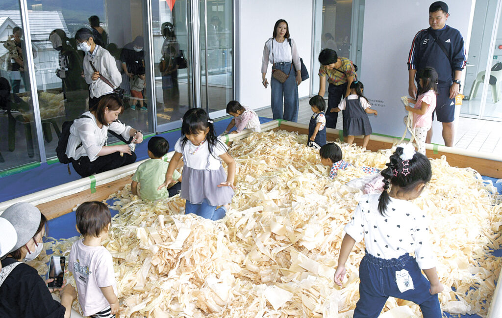 かんなくずプールで遊ぶ子供たち