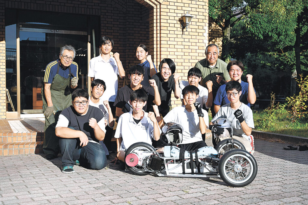 ３連覇を果たした松本工業高原動機部のメンバー