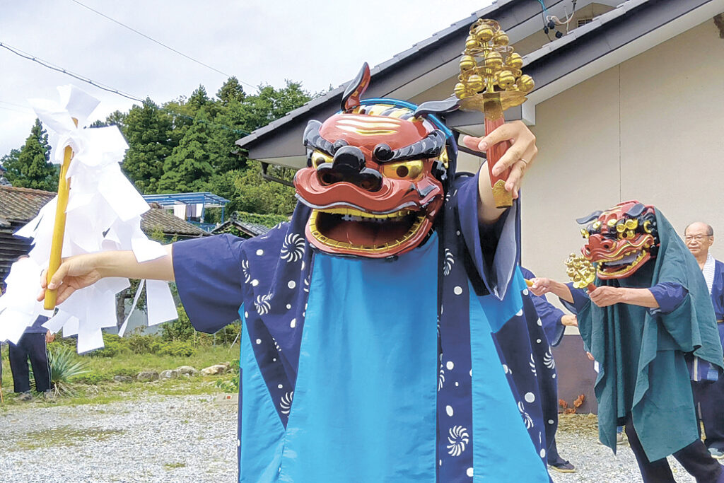 勇壮に舞う保存会のメンバー