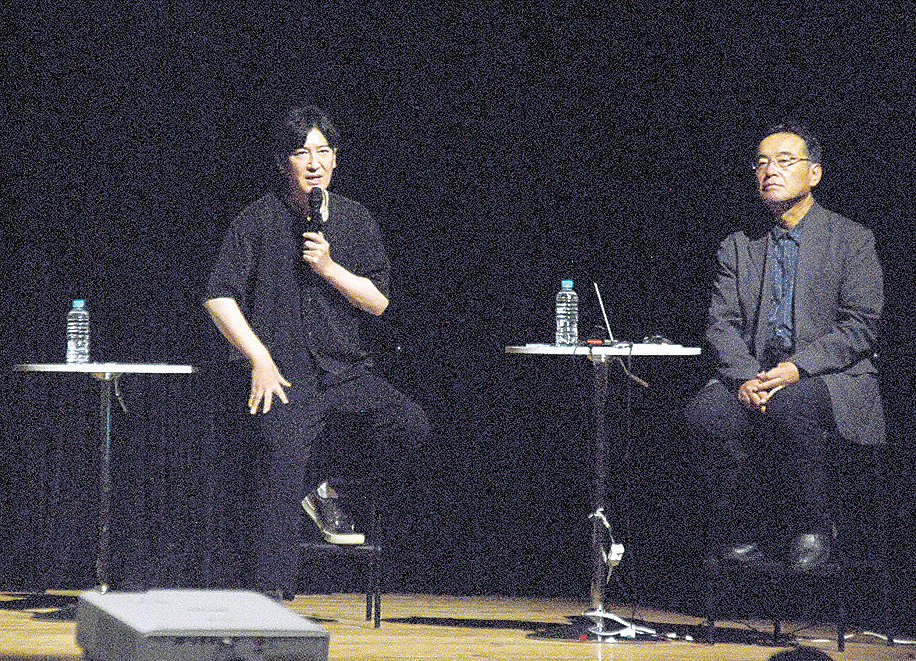 安曇野の生き物について語り合う田中さん（左）と那須野さん