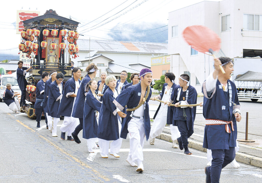 威勢のいい掛け声と共に国道を進む若衆と山車（三神社）