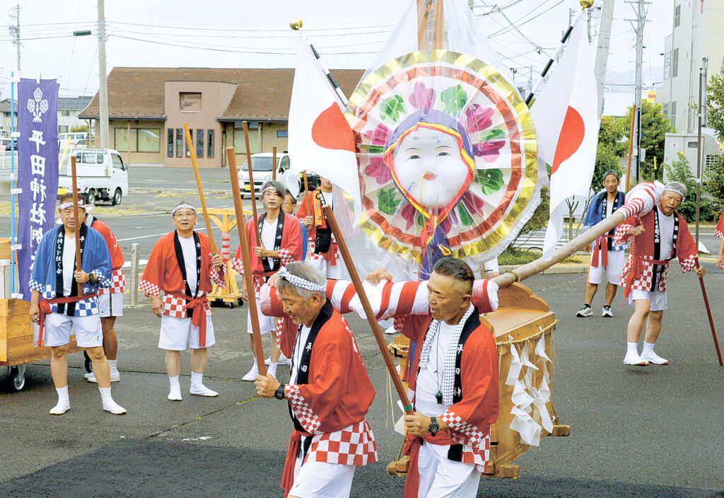 平田神社周辺を練り歩いた長持ち行列（平田神社）