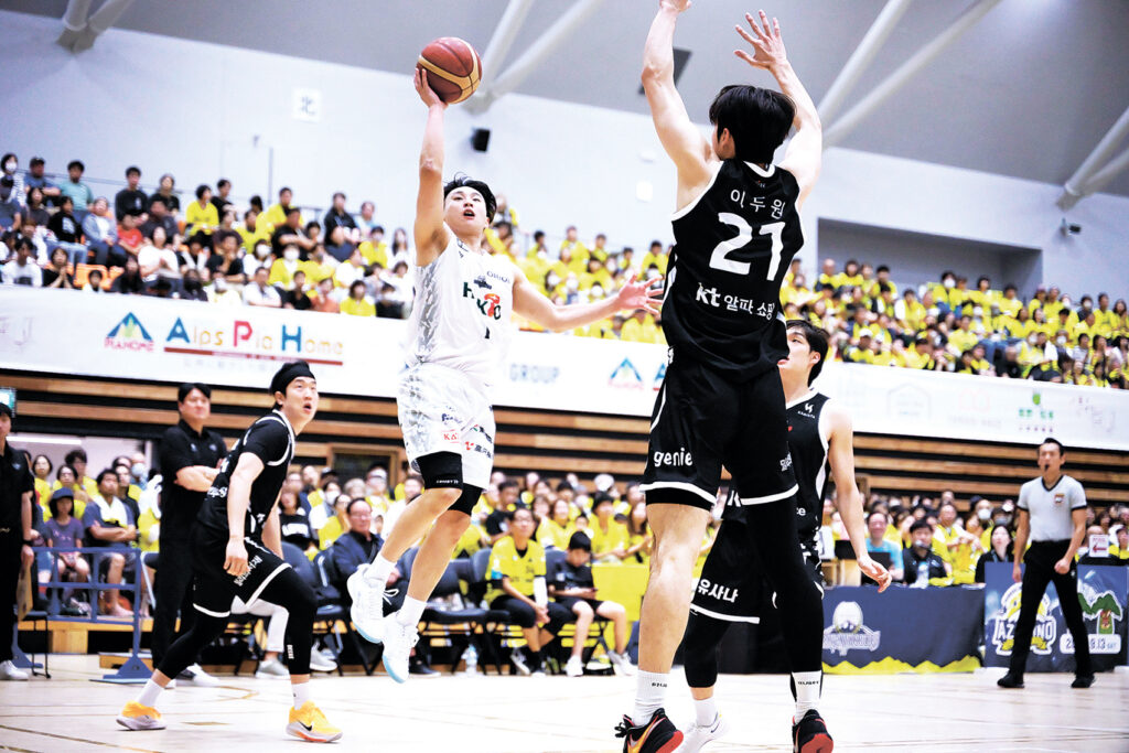 鋭いドライブからシュートを狙う信州ＢＷの小栗選手（中央）