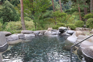 秋を楽しむ 日帰り天然温泉 　扉温泉　桧の湯