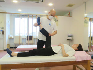 腰や膝の痛みに 対応する施術 　岩田整体院松本駅前院