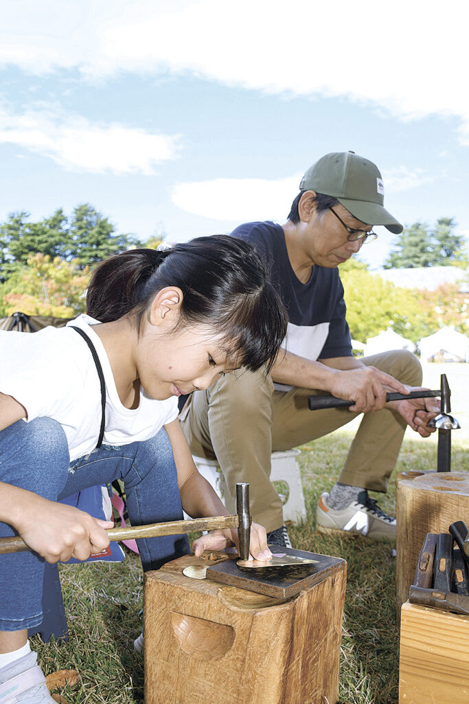 制作体験を楽しむ参加者
