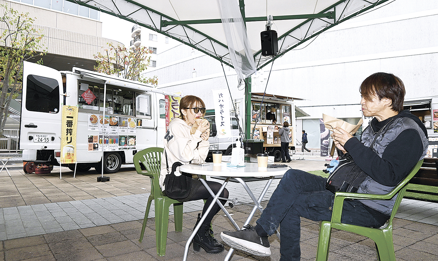 花時計公園の大型テント活用 毎週水曜日にキッチンカー集う – 市民タイムス