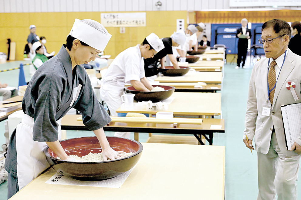 全国から集まったそば打ちの腕自慢が競い合った名人戦