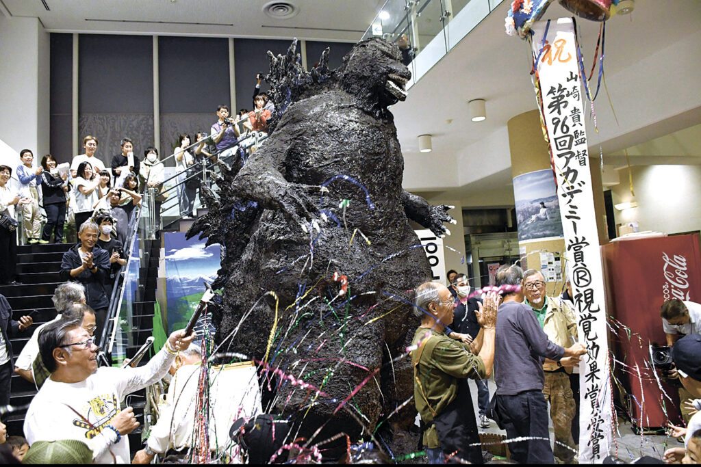 巨大ゴジラ像を披露し、映画のアカデミー賞受賞を祝ったセレモニー