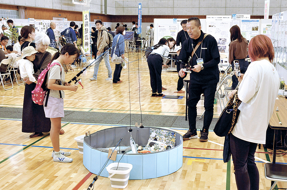 来場者でにぎわう会場