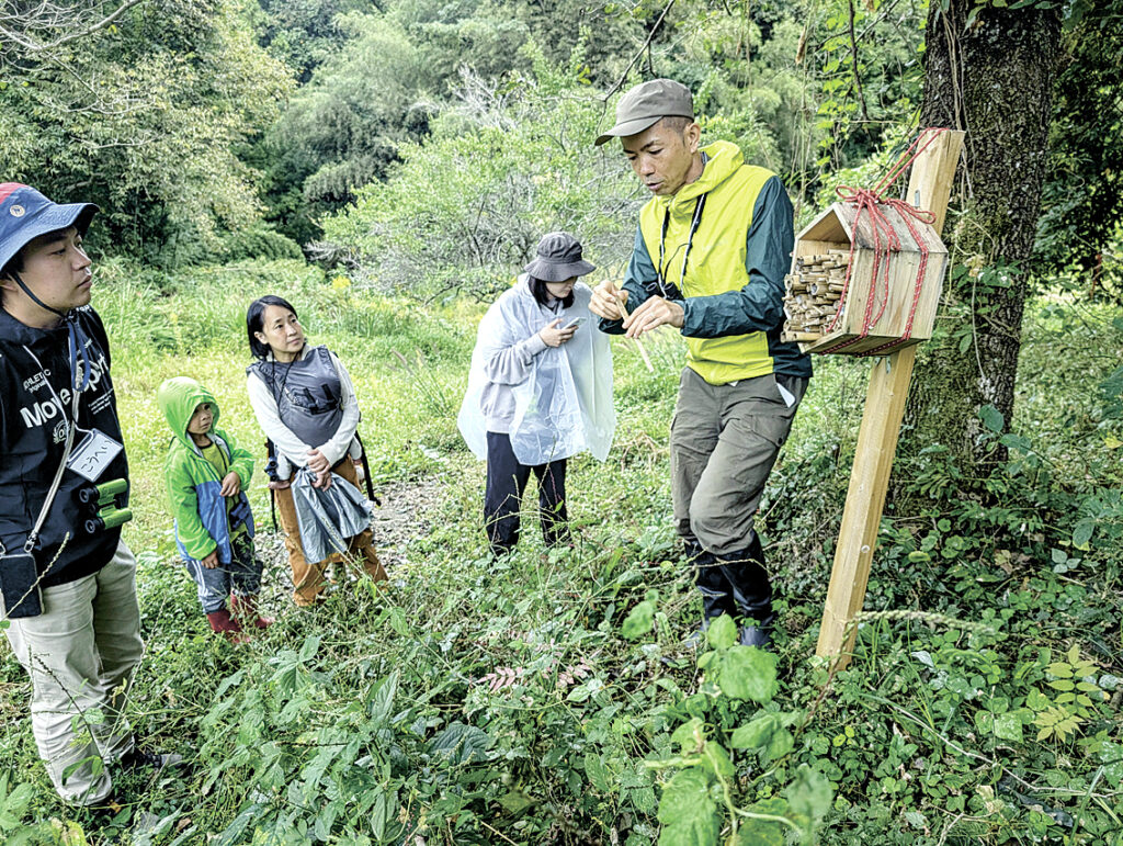 2年目となるツアーで生坂村の自然を学ぶ参加者たち