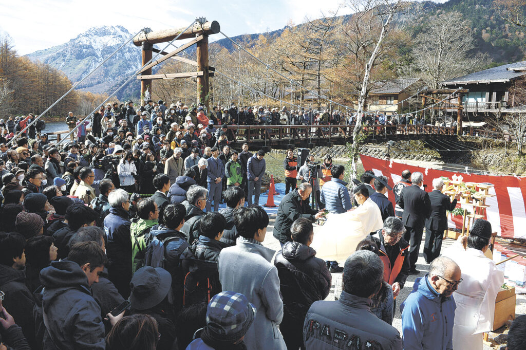 多くの人が訪れた今シーズンに感謝する閉山式